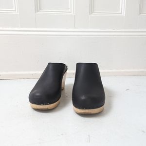 No. 6 new school clog in black
